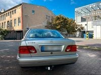 Gebraucht Mercedes E200 136 PS (100 kW) 1997 Silber Limousine