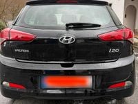 Gebraucht Hyundai i20 84 PS (61 kW) 2015 Schwarz Kleinwagen