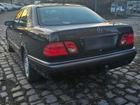 Gebraucht Mercedes E200 136 PS (100 kW) 1999 Schwarz Limousine