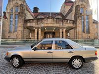Gebraucht Mercedes E230 132 PS (97 kW) 1987 Grau Limousine