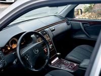 Gebraucht Mercedes E220 143 PS (105 kW) 2002 Silber Limousine