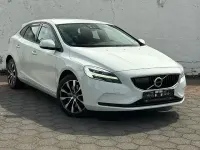 Gebraucht Volvo V40 Momentum 150 PS (110 kW) 2019 Weiß Kleinwagen