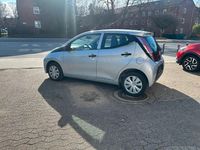 Gebraucht Toyota Aygo 69 PS (50 kW) 2016 Silber Kleinwagen