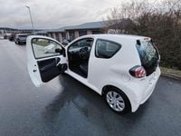 Gebraucht Toyota Aygo Cool 68 PS (50 kW) 2014 Weiß Kleinwagen