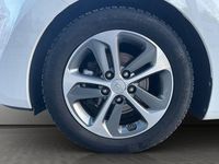 Gebraucht Hyundai i30 Trend 101 PS (74 kW) 2016 Weiß Limousine