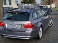 Gebraucht BMW 320 177 PS (130 kW) 2009 Grau Kombi