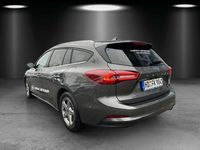 Gebraucht Ford Focus Titanium 125 PS (91 kW) 2024 Fantastic red tc Kombi