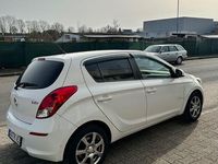 Gebraucht Hyundai i20 Style 101 PS (74 kW) 2012 Weiß Kleinwagen