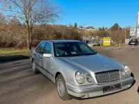 Używany Mercedes E230 150 KM (110 kW) 1996 Srebrny Sedan/Limuzyna