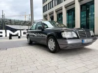 Gebraucht Mercedes E220 150 PS (110 kW) 1994 Schwarz Limousine