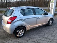 Gebraucht Hyundai i20 77 PS (56 kW) 2012 Silber Limousine