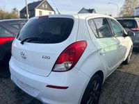 Gebraucht Hyundai i20 75 PS (55 kW) 2015 Weiß Limousine