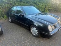 Gebraucht Mercedes E220 143 PS (105 kW) 2001 Schwarz Limousine