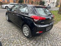 Gebraucht Hyundai i20 Classic 75 PS (55 kW) 2015 Schwarz Limousine