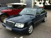 Używany Mercedes E420 279 KM (205 kW) 1994 Niebieski Sedan/Limuzyna