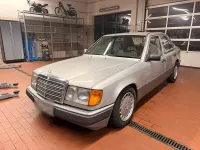 Używany Mercedes E220 150 KM (110 kW) 1993 Srebrny Sedan/Limuzyna
