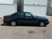 Gebraucht Mercedes E240 170 PS (125 kW) 1998 Blau Limousine