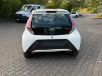 Gebraucht Toyota Aygo 69 PS (50 kW) 2017 Weiß Kleinwagen