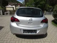 Używany Opel Astra Edition 101 KM (74 kW) 2011 Srebrny Sedan/Limuzyna