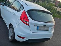 Gebraucht Ford Fiesta 84 PS (61 kW) 2012 Weiß Kleinwagen