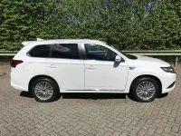 Gebraucht Mitsubishi Outlander P-HEV Basis 224 PS (164 kW) 2020 Perlmuttweiß SUV