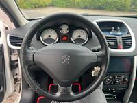 Gebraucht Peugeot 207 73 PS (53 kW) 2011 Weiß Kleinwagen