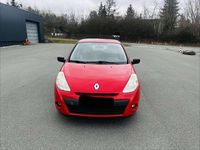 Second-hand Renault Clio II Expression 75 CP (55 kW) 2009 Roșu Hatchback