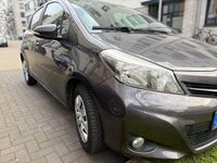 Gebraucht Toyota Yaris 99 PS (72 kW) 2013 Grau Kleinwagen