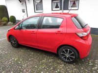 Gebraucht Toyota Yaris 111 PS (81 kW) 2017 Rot Limousine