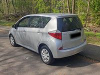 Gebraucht Toyota Verso-S 90 PS (66 kW) 2012 Silber Van / Kleinbus