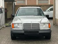 Używany Mercedes E230 131 KM (96 kW) 1986 Srebrny Sedan/Limuzyna