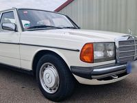 Używany Mercedes E230 136 KM (100 kW) 1983 Biały Sedan/Limuzyna