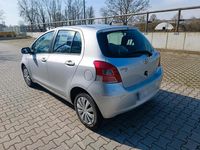 Gebraucht Toyota Yaris 99 PS (72 kW) 2011 Silber Kleinwagen