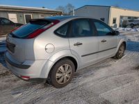 Gebraucht Ford Focus Trend 101 PS (74 kW) 2006 Silber Limousine