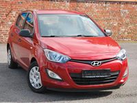Gebraucht Hyundai i20 Style 101 PS (74 kW) 2014 Rot Limousine