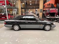 Gebraucht Mercedes E200 136 PS (100 kW) 1995 Schwarz Cabrio