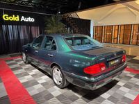 Gebraucht Mercedes E220 Avantgarde 125 PS (91 kW) 1998 Grün Limousine