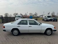 Gebraucht Mercedes E230 136 PS (100 kW) 1990 Weiß Limousine