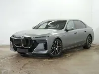 Gebraucht BMW 750e M Sport 489 PS (359 kW) 2024 Individual frozen pure grey m. Limousine