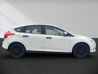 Gebraucht Ford Focus Ambiente 101 PS (74 kW) 2014 Frozen white Limousine