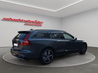 Neu Volvo V60 Plus 455 PS (334 kW) 2026 Forest lake metallic Kombi