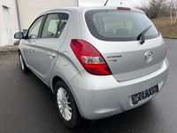 Gebraucht Hyundai i20 Edition 77 PS (56 kW) 2012 Grau Kleinwagen