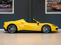 Gebraucht Ferrari 296 662 PS (486 kW) 2023 Gelb Cabrio