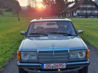 Gebraucht Mercedes 200 109 PS (80 kW) 1982 Silber Limousine