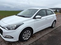 Gebraucht Hyundai i20 90 PS (66 kW) 2015 Weiß Limousine