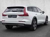 Gebraucht Volvo V60 CC Plus 197 PS (144 kW) 2023 Crystal white pearl / metallic Kombi