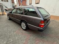 Second-hand Mercedes E220 150 CP (110 kW) 1992 Mov Break