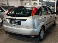 Gebraucht Ford Focus Trend 101 PS (74 kW) 1999 Silber Limousine