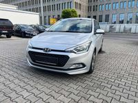Gebraucht Hyundai i20 Basis 84 PS (61 kW) 2014 Silber Kleinwagen