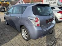 Gebraucht Toyota Verso Executive 147 PS (108 kW) 2010 Silber Van / Kleinbus